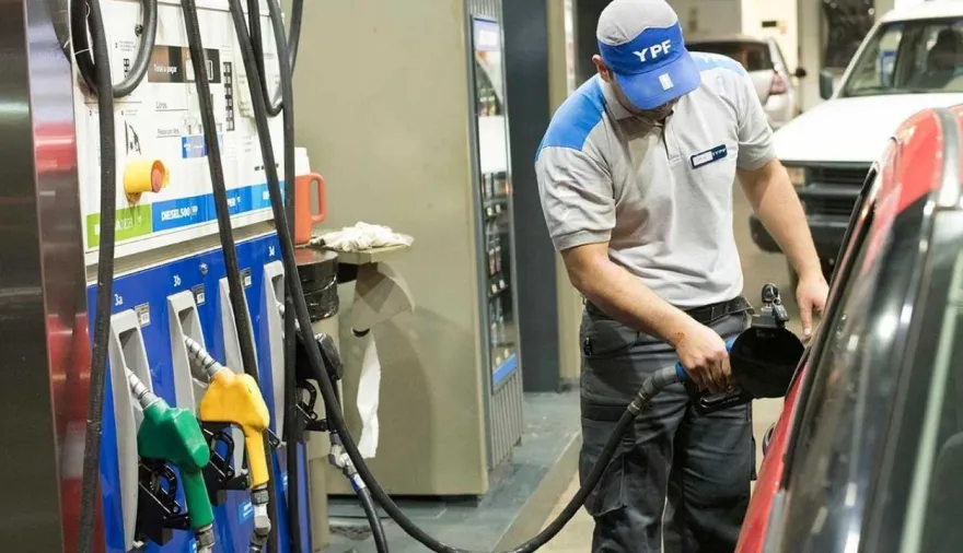 YPF confirmó el aumento del 3,5% en la nafta a partir de la medianoche: cómo quedarán los precios