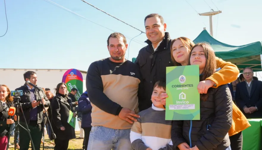 En San Lorenzo, Valdés entregó 11 viviendas y anunció la concreción de 20 más