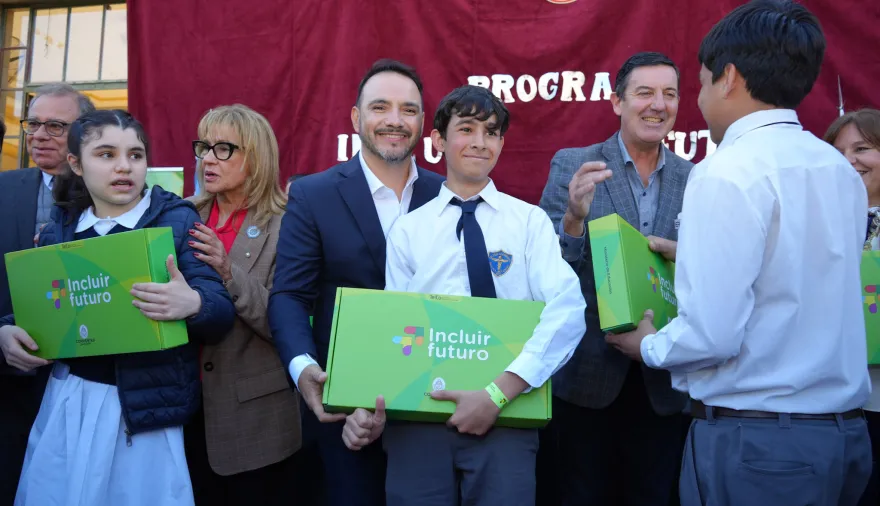 Provincia entregó 706 notebooks en el emblemático Colegio Nacional
