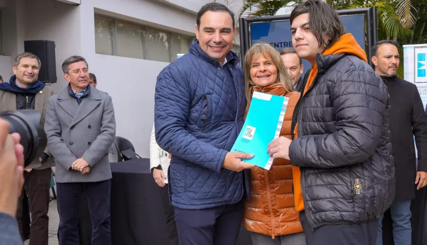 En Goya, Valdés entregó microcréditos a más de 50 emprendedores e inauguró una planta de asfalto