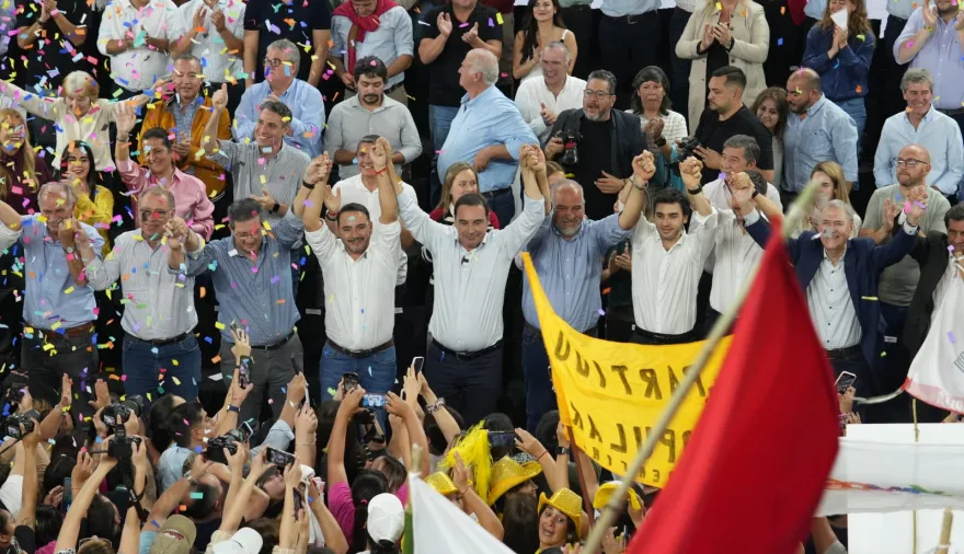  Vamos Corrientes cerró su campaña con un multitudinario acto y  con el apoyo de cuatro gobernadores