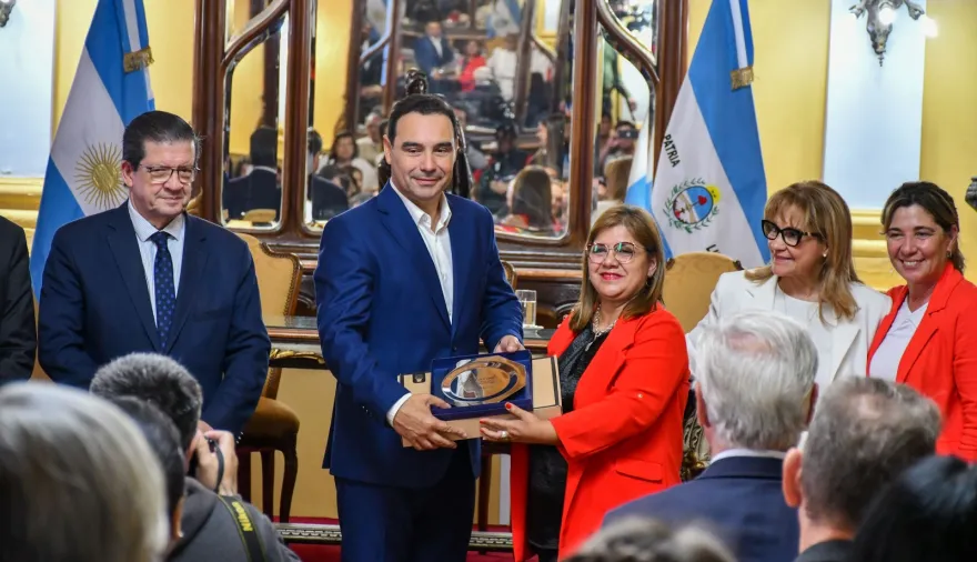Valdés entregó reconocimientos a docentes destacados de toda la provincia