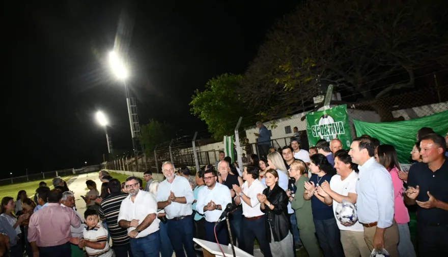 Valdés inauguró la iluminación de la cancha del Club Sportiva de Esquina