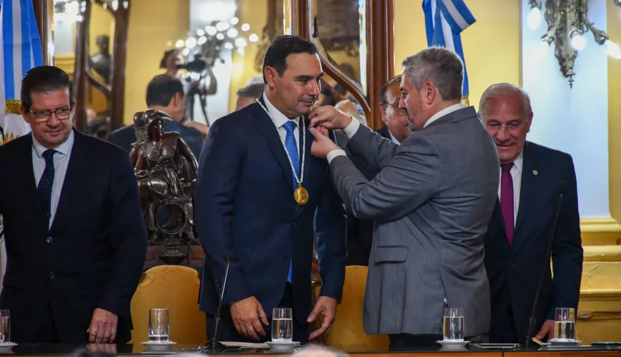 Valdés recibió la Bandera de la Libertad Civil y fue condecorado con la Medalla de Oro al Mérito