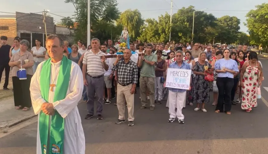 Multitudinaria manifestación de fe y solidaridad tras los despidos en la textil Alal