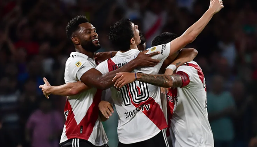 River se hizo fuerte de local y ganó 2 a 0 ante Sarmiento en el primer partido del Chacho Coudet como DT en el Monumental