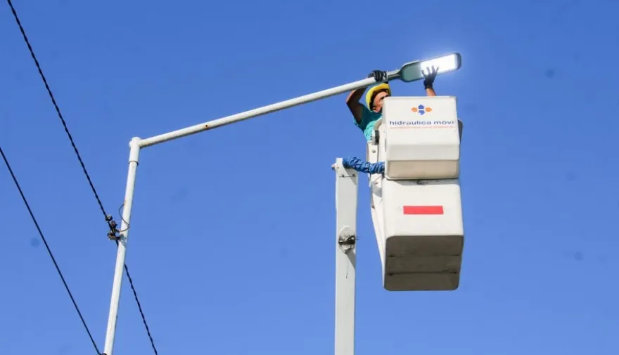 Mejora de la iluminación en Esquina: Reposición de luminarias LED  