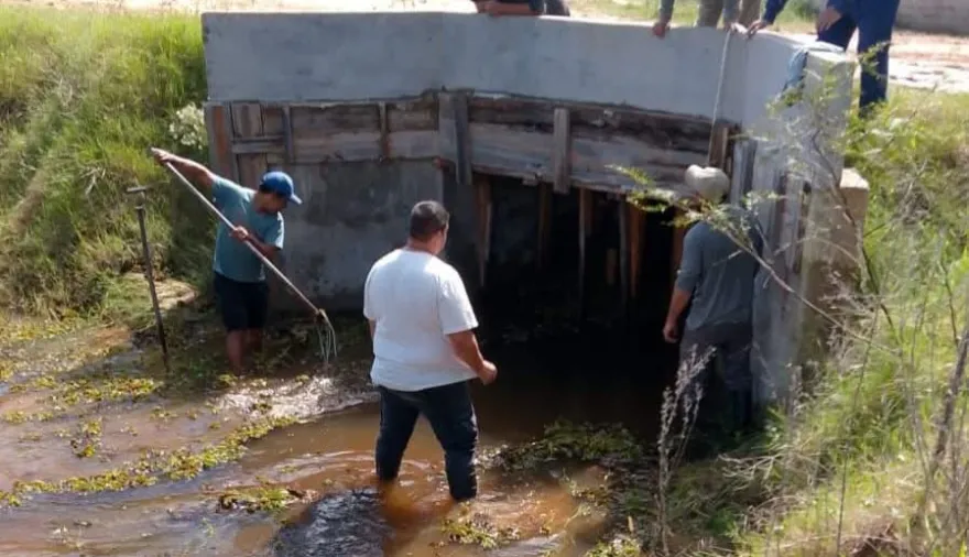 Limpieza urgente en canal clave evitó posibles inundaciones en Esquina