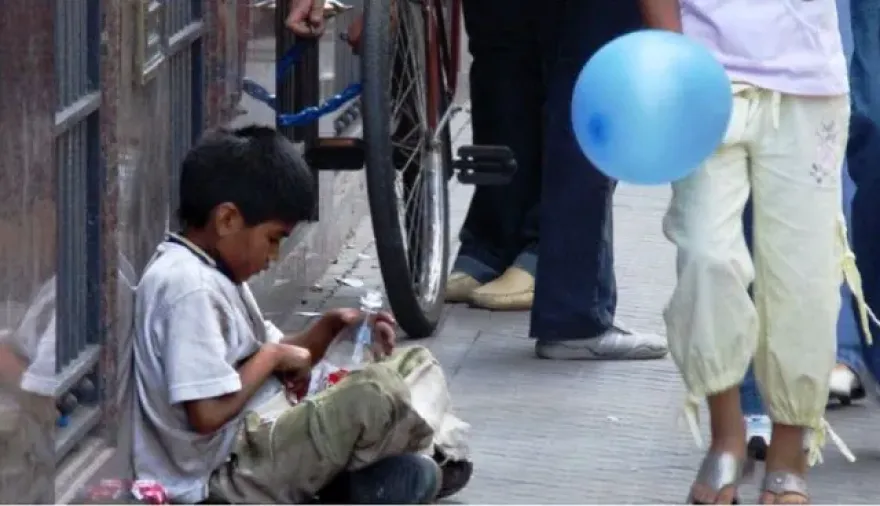 El 60% de los niños en la Argentina es pobre y el 30% no come regularmente, alertó la UCA