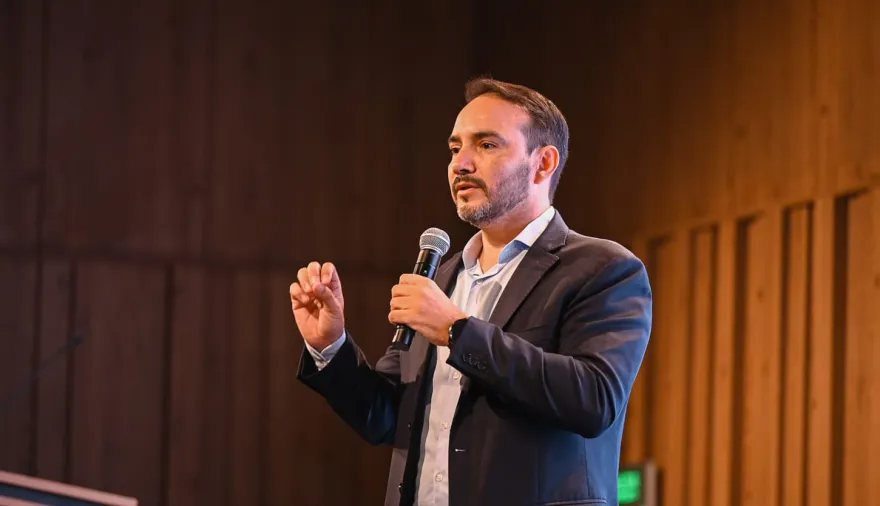 Valdés presentó ante cámaras empresariales el proyecto de la planta de fibra de pino de alta calidad