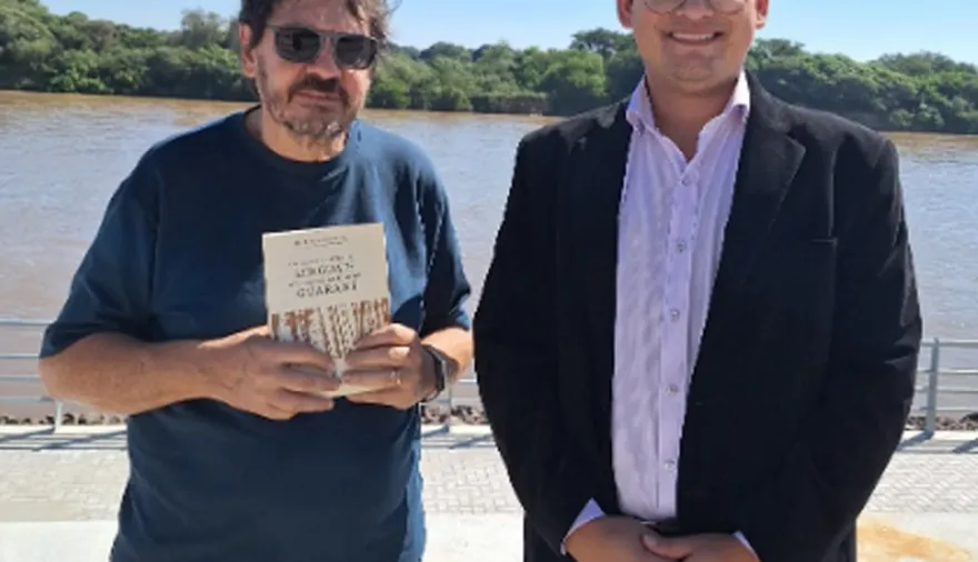 Goya: Historiador Felipe Pigna recibe libro emblemático del idioma guarani
