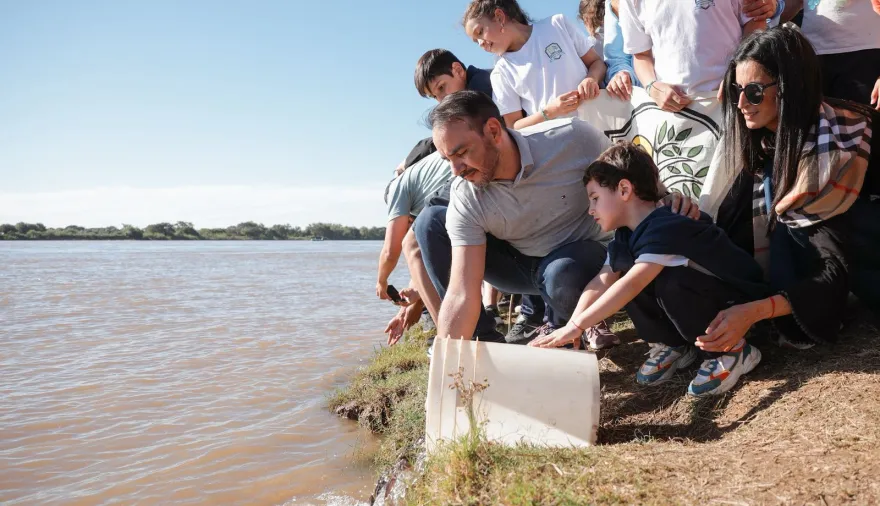 Juan Pablo Valdés encabezó en Goya la liberación de 5.000 alevines en el Paraná