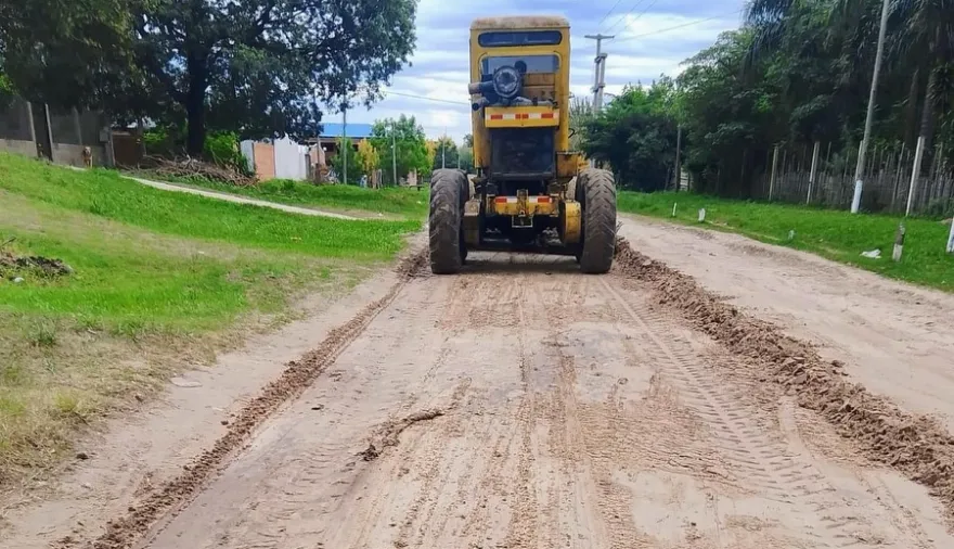 Esquina: el Municipio avanza con trabajos de perfilado y mantenimiento de calles en distintos barrios