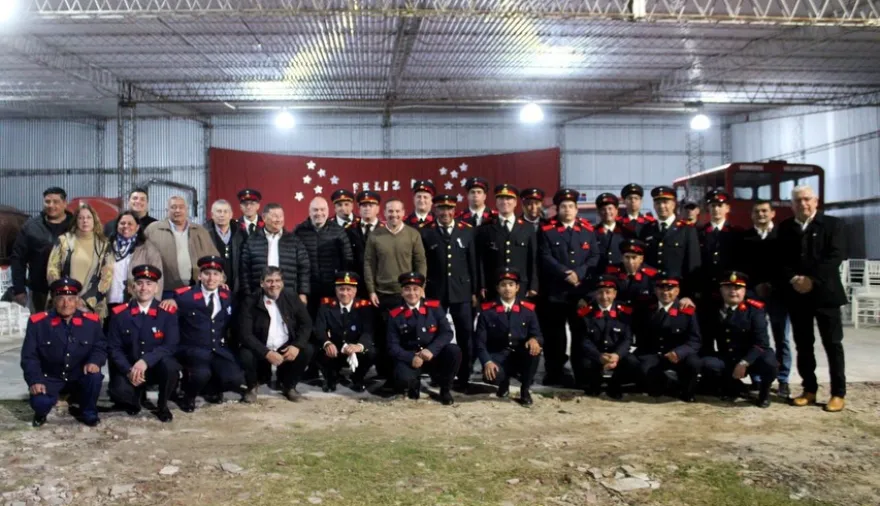 Esquina: Emotivo homenaje a los Bomberos Voluntarios en su día