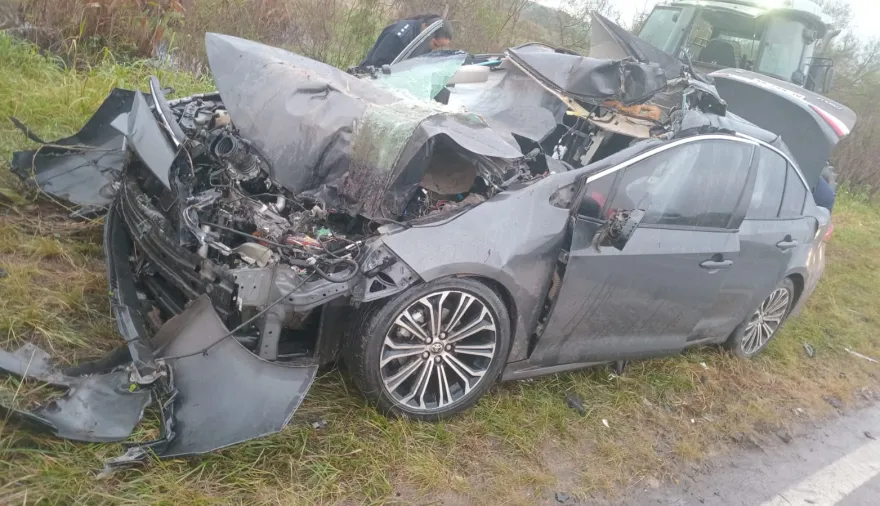 Violento choque entre un automóvil y una retroexcavadora en el acceso norte de Esquina: dos heridos, uno en estado crítico
