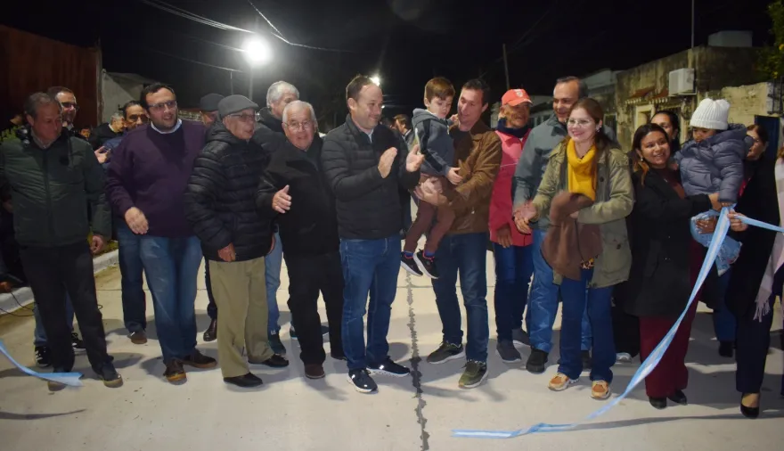 El intendente Mariano Hormaechea junto a los vecinos de la cuadra 1º de mayo inauguraron pavimento del programa “Mita y Mita”