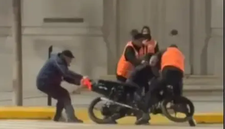 Intentó evadir un control policial y fue reducido tras un forcejeo en Esquina
