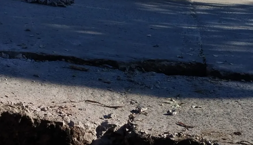 Último momento: un operario cayó a un pozo de tres metros durante una reparación en pleno centro de Esquina