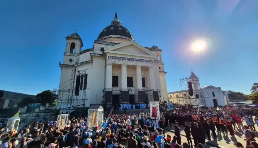 Itatí vive la previa del Día de la Coronación Pontificia de la Virgen con la llegada de miles de peregrinos