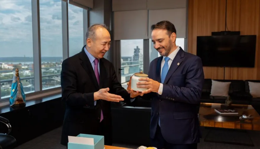 Valdés mostró el potencial productivo de Corrientes al embajador de China en una recorrida por Ituzaingó y Las Marías