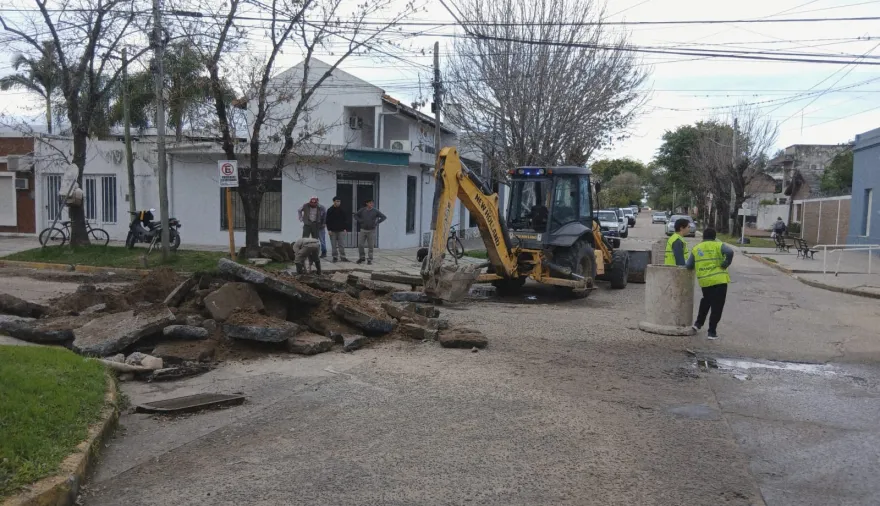 Esquina: Precaución al circular por Santa Rita y Constitución: hay media calzada habilitada por obras