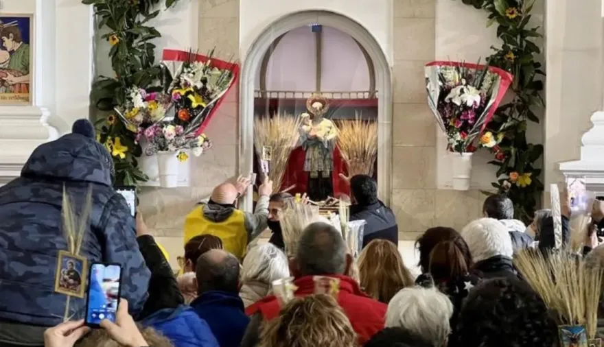 Miles de fieles llegan a Liniers para celebrar el día de San Cayetano y pedir por pan y trabajo