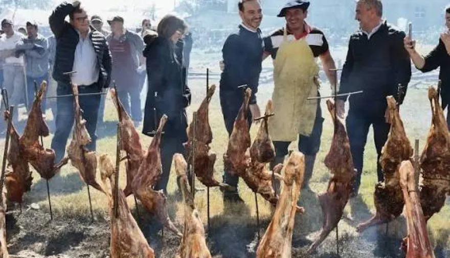 Juan Pablo Valdés participó de la Fiesta del Cordero Lomeño en Lomas de Vallejos