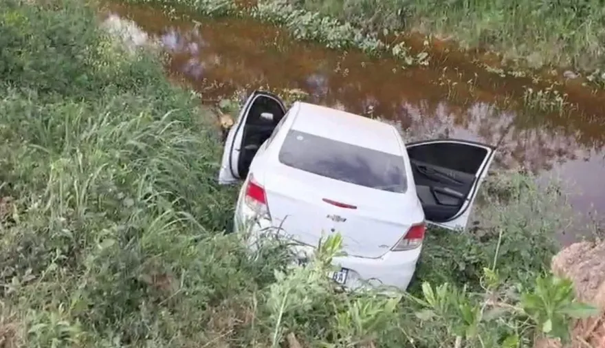 Susto en Goya: perdió el control de su vehículo y terminó dentro de un canal