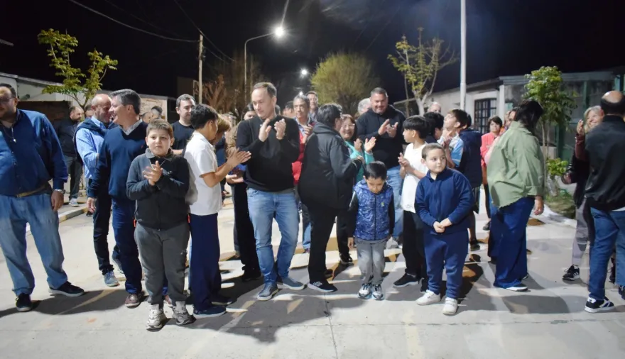 Con esfuerzo compartido, vecinos del barrio Rosembaum inauguraron una nueva cuadra asfaltada en Goya