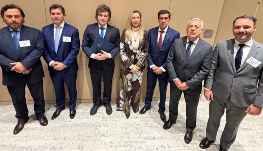 Valdés viaja a París con Milei para atraer inversiones y fortalecer el vínculo con Nación