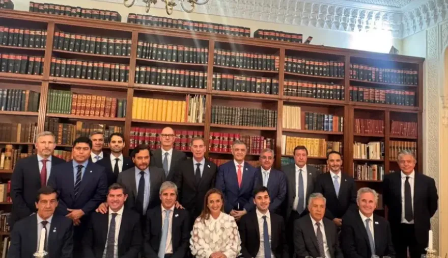 En París, Valdés participó de un encuentro con funcionarios nacionales y gobernadores