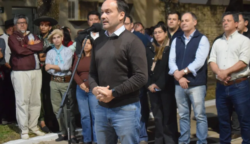 Intendente Hormaechea y vecinos inauguran pavimentación de nueva cuadra barrial