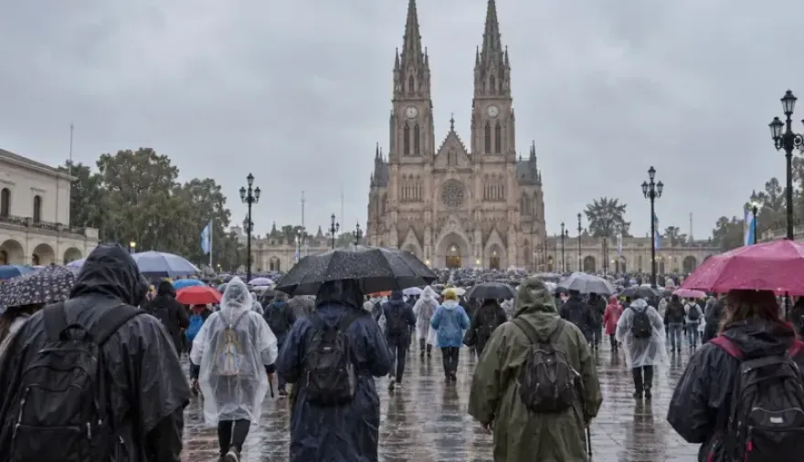 Bajo la lluvia, una multitud de fieles comenzó la Peregrinación a Luján para agradecerle y pedirle a la Virgen