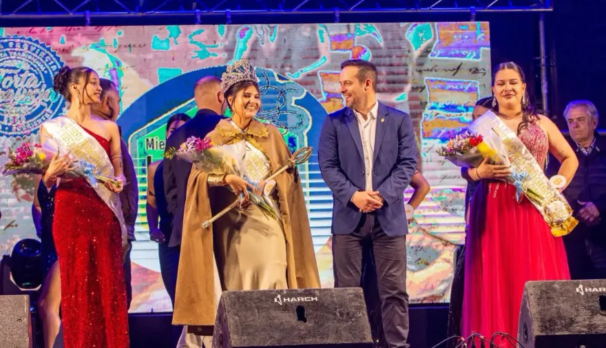Esquina celebró sus raíces con la primera coronación de la Reina Provincial de la Torta Carasucia
