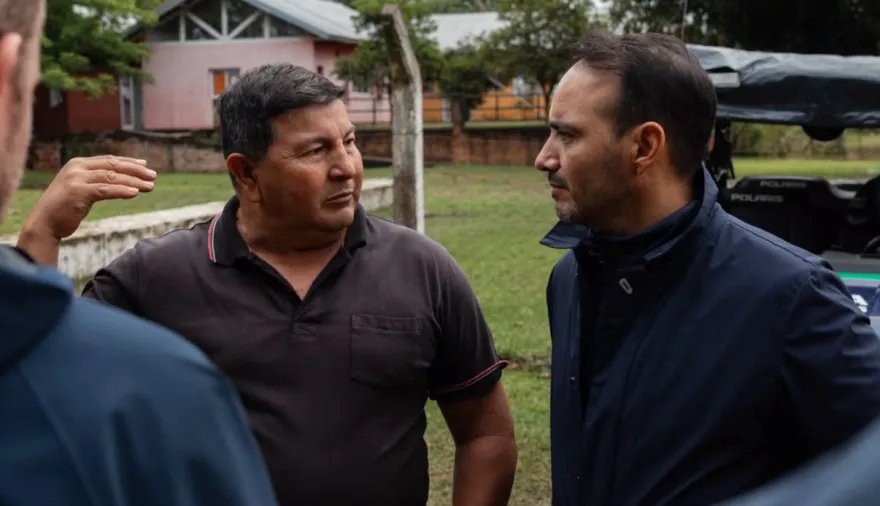 Frente a la crecida, Juan Pablo Valdés llevó la respuesta provincial hasta Apipé e Ituzaingó