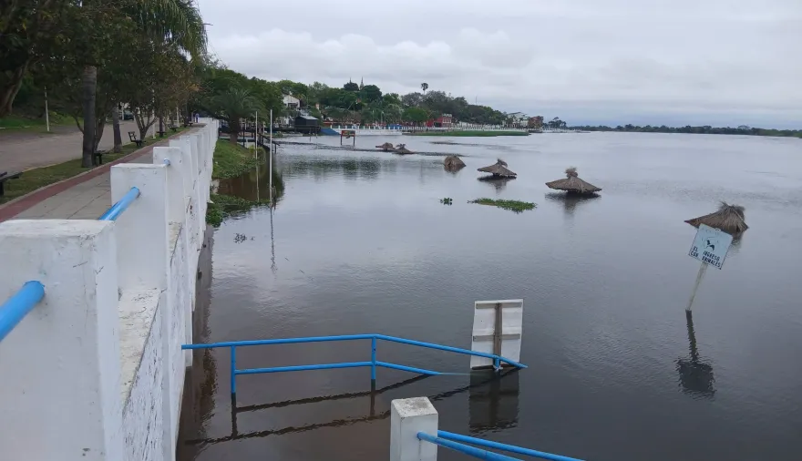 La creciente cubre la playa municipal de Esquina: las sombrillas quedaron bajo agua”
