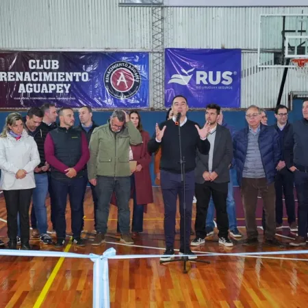 En Virasoro, Valdés inauguró piso de parquet en cancha de básquet
