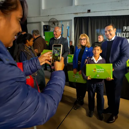 Valdés entregó 895 notebooks y valoró que la educación pública brinda oportunidades de construir futuro