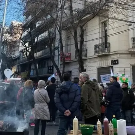 Desalojaron las inmediaciones de la casa de Cristina Kirchner: hubo corridas e incidentes con la policía durante la madrugada