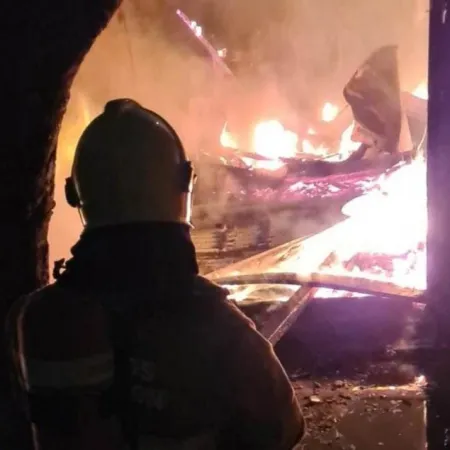 Devastador incendio deja a familia sin nada en Esquina
