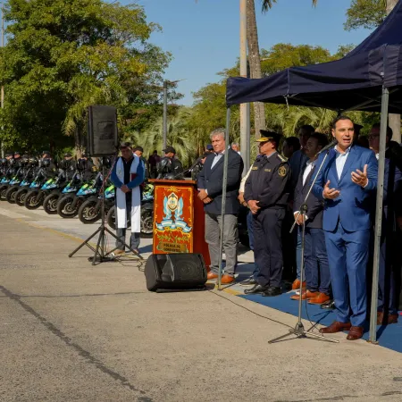 Valdés encabezó una nueva entrega de vehículos a la Policía de Corrientes