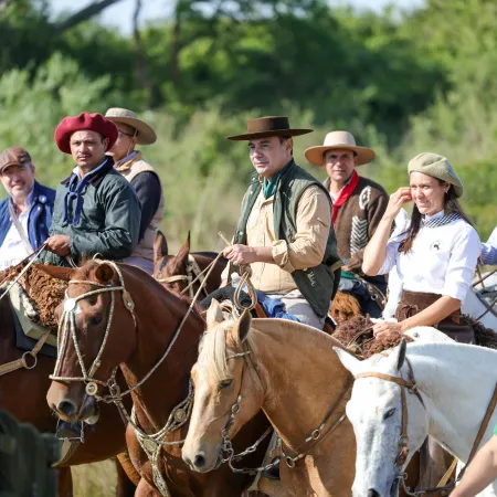  Valdés se une a la peregrinación de San Luis del Palmar  a Itatí montado a Caballo en una tradición de fe y cultura