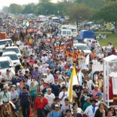  Miles de fieles recorren el camino hacia Itatí en una devota peregrinación para celebrar la coronación de la Virgen