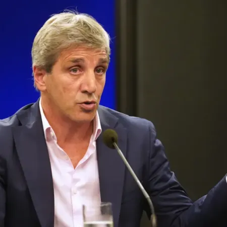 Luis Caputo explicó por qué el dólar se acercó a los $1300 y cómo lograron contenerlo