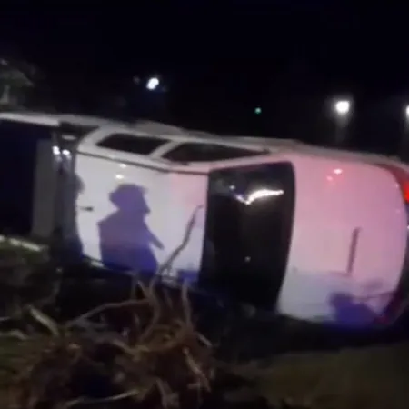 Esquina- Colisión y Vuelco en la Ruta 12: Camioneta Impactada por un Automóvil en Quinta Cuatro