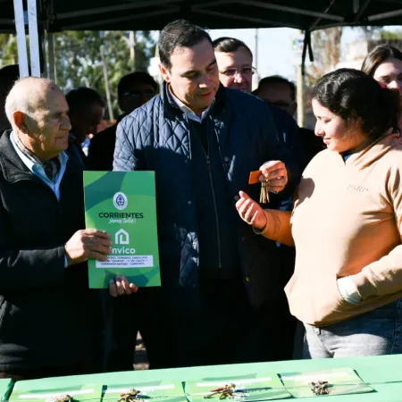 En Gobernador Martínez, Valdés inauguró mejoras viales y entregó 11 viviendas con el anuncio de otras 20