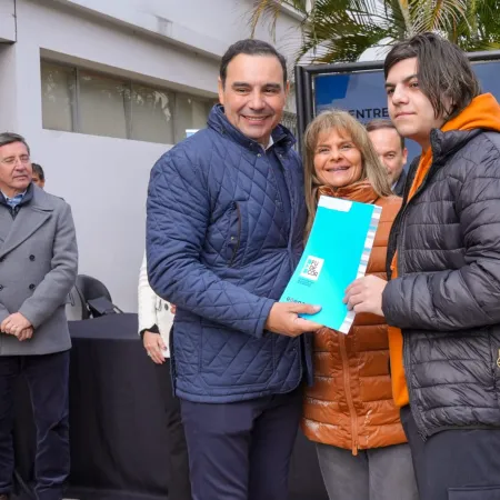 En Goya, Valdés entregó microcréditos a más de 50 emprendedores e inauguró una planta de asfalto