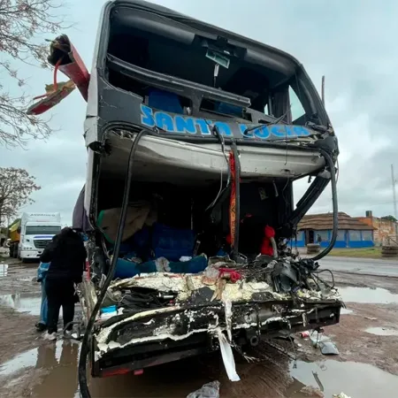 Hay tres muertos y 17 heridos tras un choque entre un camión y un micro