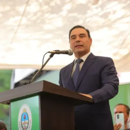 Gustavo Valdés entregará microcréditos y notebooks en Corrientes