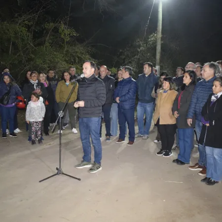 El Intendente Mariano Hormaechea presidió el acto de inauguración del sistema lumínico en el barrio Santa Clara